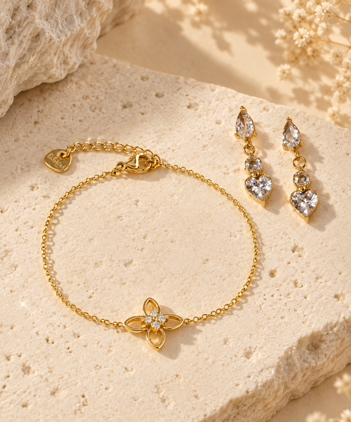 Bracelet chaîne fine fleur sertie et boucles pendantes cœur cristal réunis